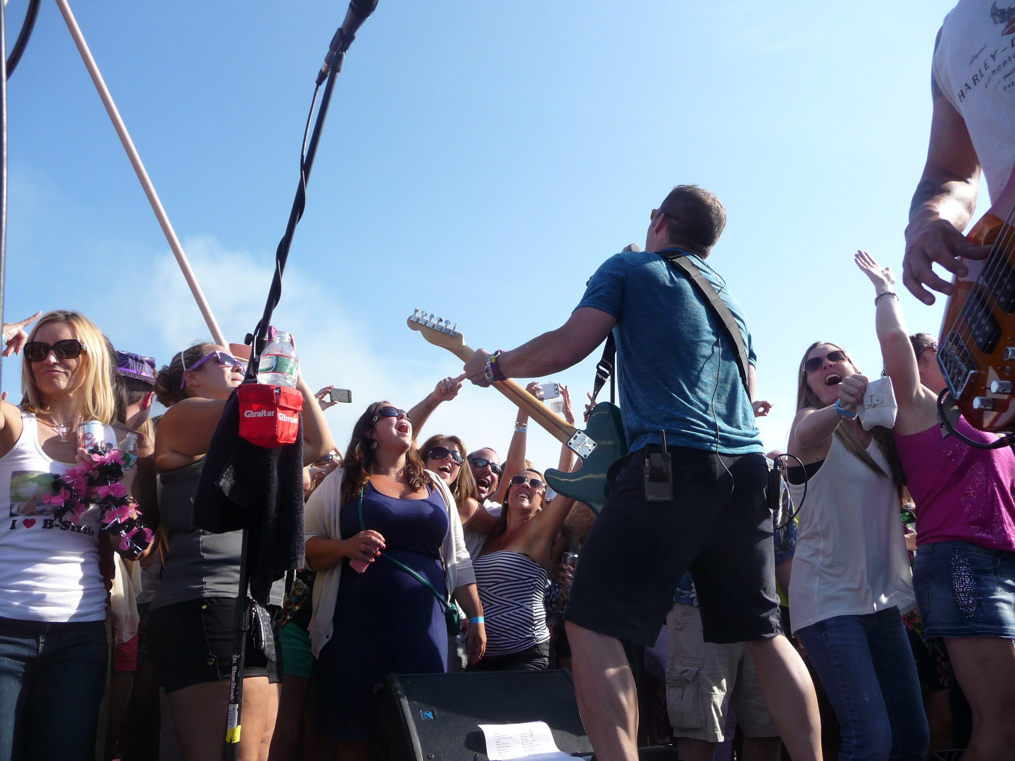 Front row singin' it out
